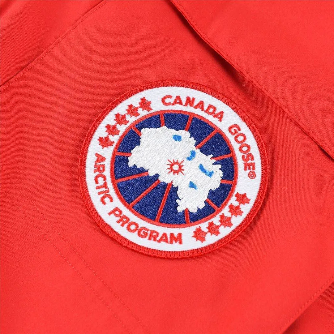 P780 with dust bag) Canada Goose Canada Goose #Expedition expedition parka classic down jacket ➖ Imported 21-count polyester-cotton blended original fabric [last year’s 16-count/18-count hard fabrics have been completely eliminated, this year all use 21-count genuine synchronized fabrics, the soft mid-band feels delicate and textured], genuine synchronized Feather-Light 10D waterproof coated fabric, made of 84.5% polyester fiber and 15.5% cotton, 100% the best feel in the entire network! ➖ The genuine official website is synchronized with the national standard 80 white duck down, you can check the official website customer service, there will never be a series of misleading claims such as 90 down or goose down! ➖ Using the best nylon lining with double double-layer sealing design, velvet-proof No. 7 needle + grid-filled down ready-made garments, there is 100% no so-called velvet running! ➖ The cuffs are designed with thickened seamless threads, and the collar and pockets are lined with top-quality polar fleece to keep you warm and comfortable! ➖ Yoshida YKK provides original custom-made electroplated sliders. YKK two-way lockable zippers are tight and smooth and will not peel off paint! ➖ 3M composite guarantees that the Velcro is the same as the original, durable, and all accessories and hardware are custom-made! ➖ Imported BEHRINGER embroidery machine to customize the 10,000-needle embroidery logo, 98% of which can be reproduced to restore the original logo. You can check and compare on the official website! ➖ The fur collars are all made of large pieces of Western Canadian blue wolf hide, ensuring that each fur collar is 13-15cm wide! 08 models for men and women SIZE: XS S M L XL XXL
